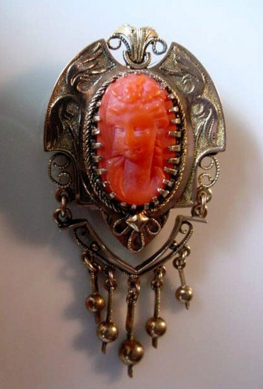 ANTIQUE GOLD VICTORIAN CORAL CAMEO BROOCH