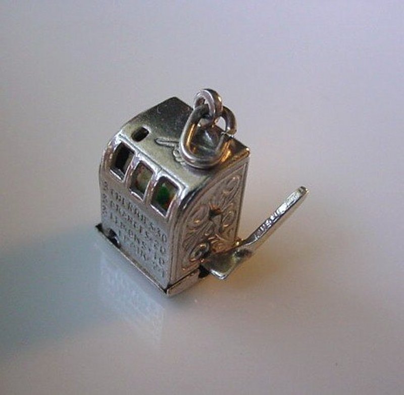MOVABLE STERLING 1 ARMED BANDIT CHARM ~ SLOT MACHINE