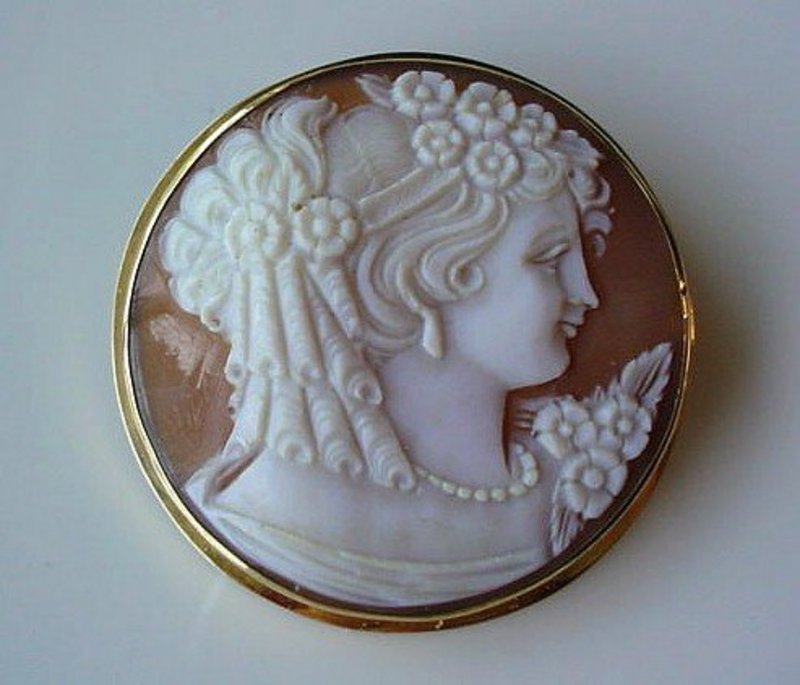 FINELY CARVED SHELL CAMEO IN 18K FRAME
