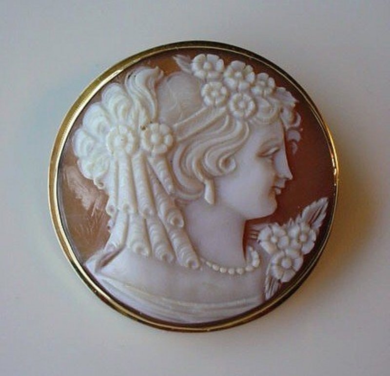 FINELY CARVED SHELL CAMEO IN 18K FRAME