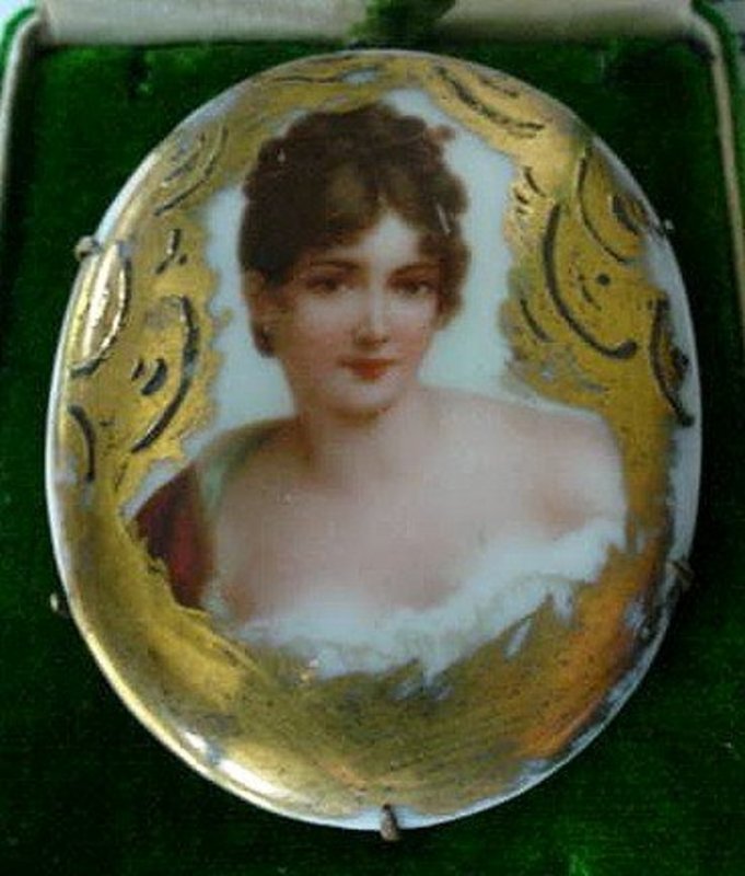ANTIQUE HAND PAINTED PORCELAIN BROOCH OF A LADY