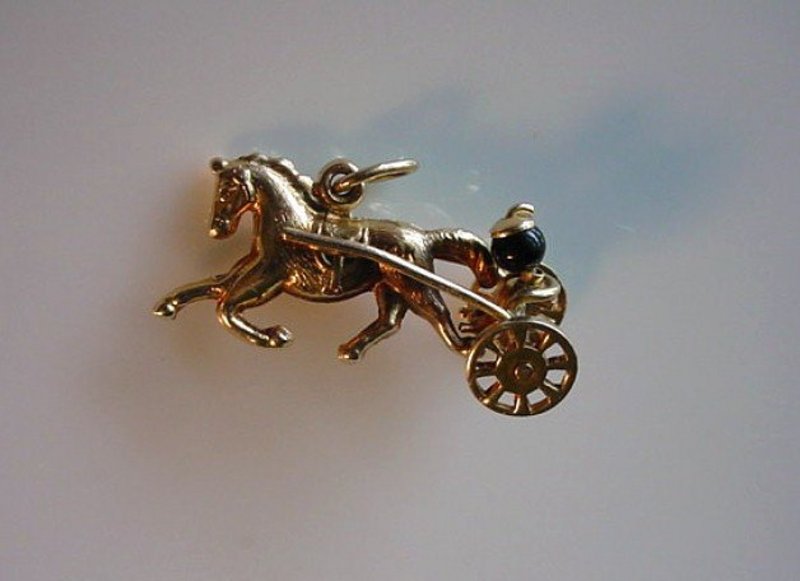 14K GOLD CHARM.. RIDER HORSE &amp; SULKY MOVABLE WHEELS