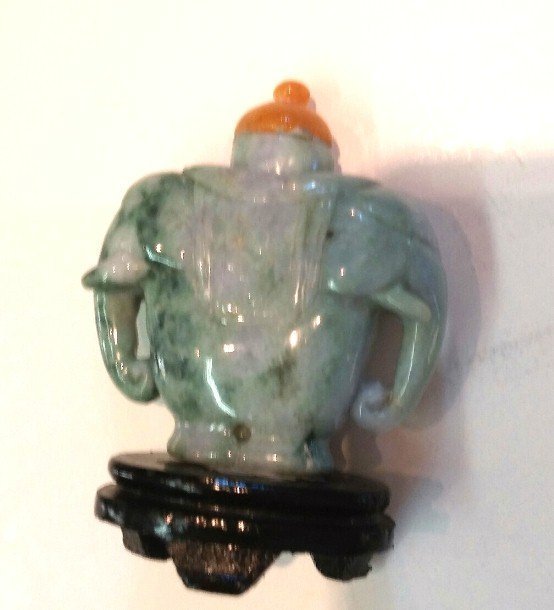 CHINESE CARVED JADE 2 ELEPHANTS SNUFF BOTTLE