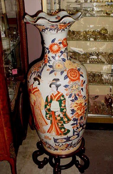 LARGE JAPANESE VASE DEPICTING GEISHAS