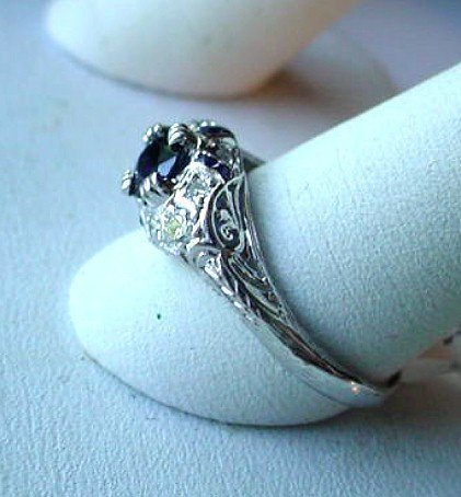 ART DECO PLATINUM SAPPHIRE DIAMOND FILIGREE RING