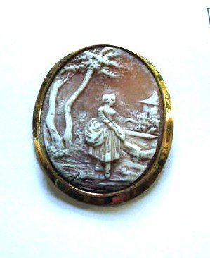 ANTIQUE GOLD CAMEO STANDING FIGURE OF A LADY