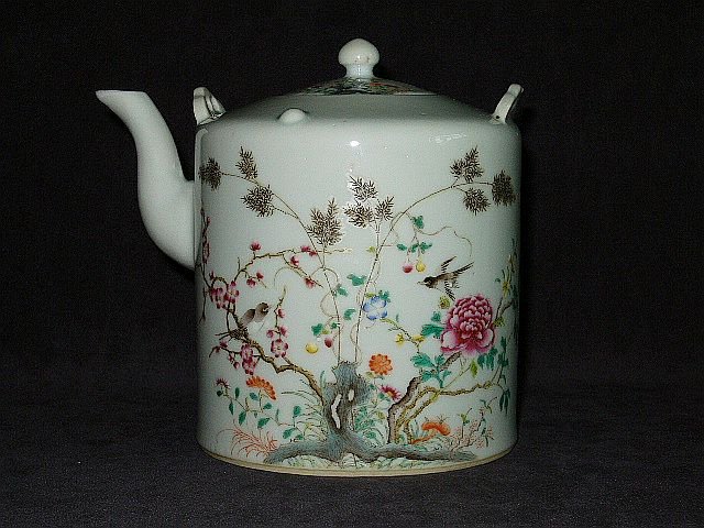 Qing Dynasty - Very Fine and Small Famille Rose Tea Pot