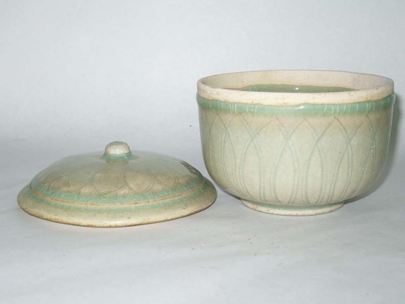 Song Dynasty - Yingqing or Qingpai Lotus Covered Bowl