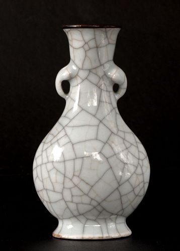 Chinese Ge-glazed Small Vase with Double Handles, 18th Century