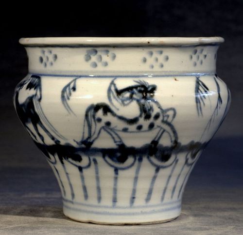 Rare Animal Decorated Small Blue and White Jar , Late Ming Dynasty