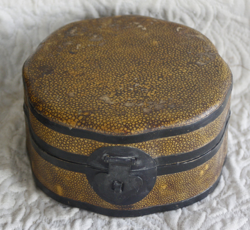 Antique Chinese Shagreen scalloped shaped box