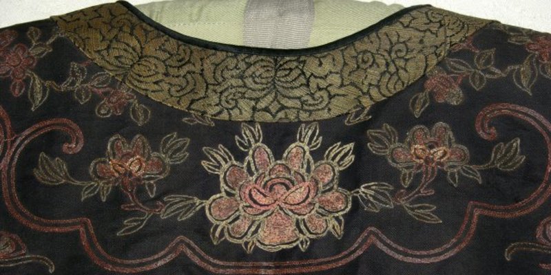 Chinese embroidered silk vest with dragons rank badge
