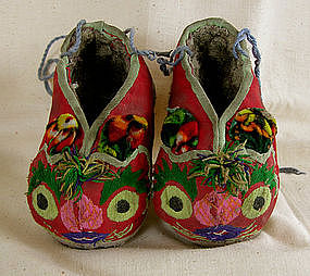 Chinese toddler's shoes with embroidered cat face