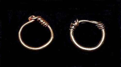 A GRECO-ROMAN PAIR OF GOLD EARRINGS
