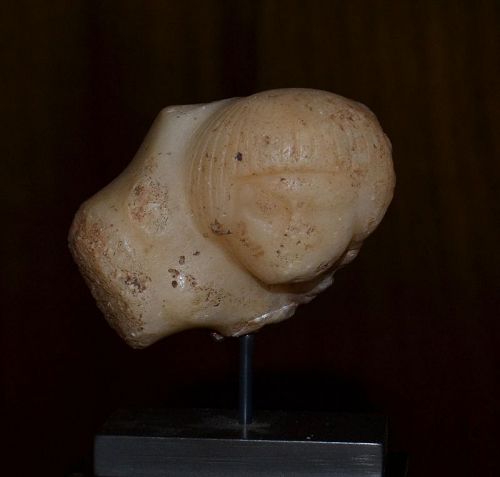 AN ANCIENT EGYPTIAN ALABASTER HEAD FRAGMENT