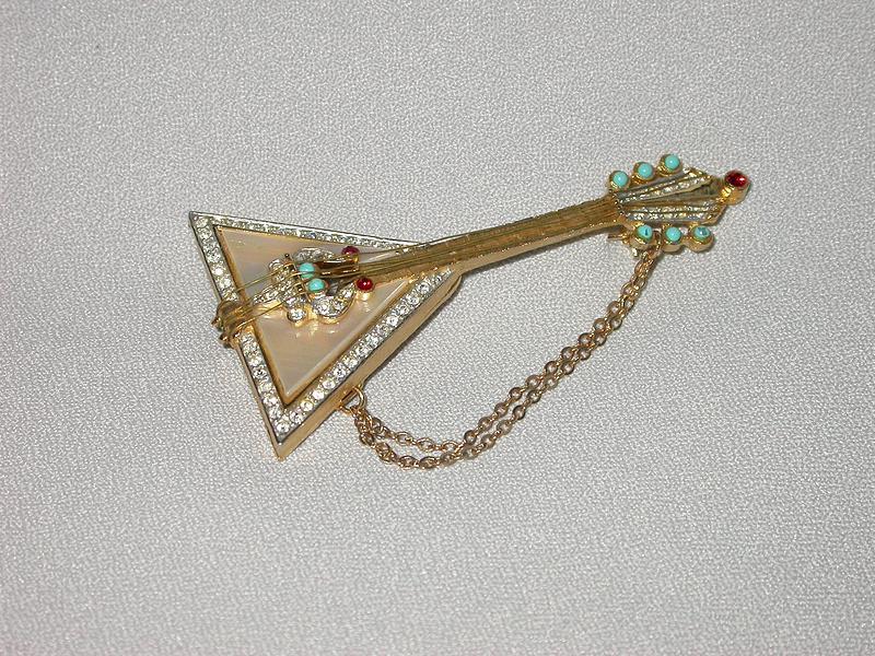 STRINGED INSTRUMENT BROOCH BY MANDLE