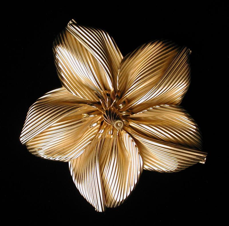 GOLD PLATED FLOWERHEAD BROOCH