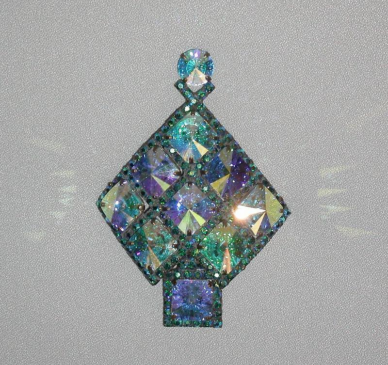 DOROTHY BAUER AUSTRIAN CRYSTAL CHRISTMAS TREE  PIN