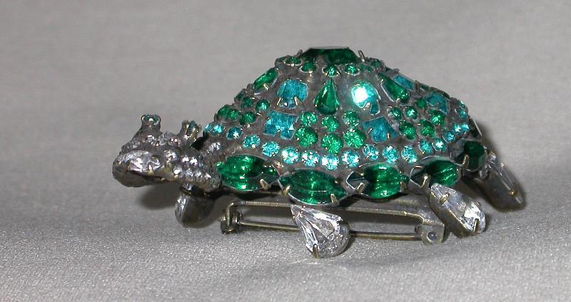 SASSY TURTLE PIN BY DOROTHY BAUER