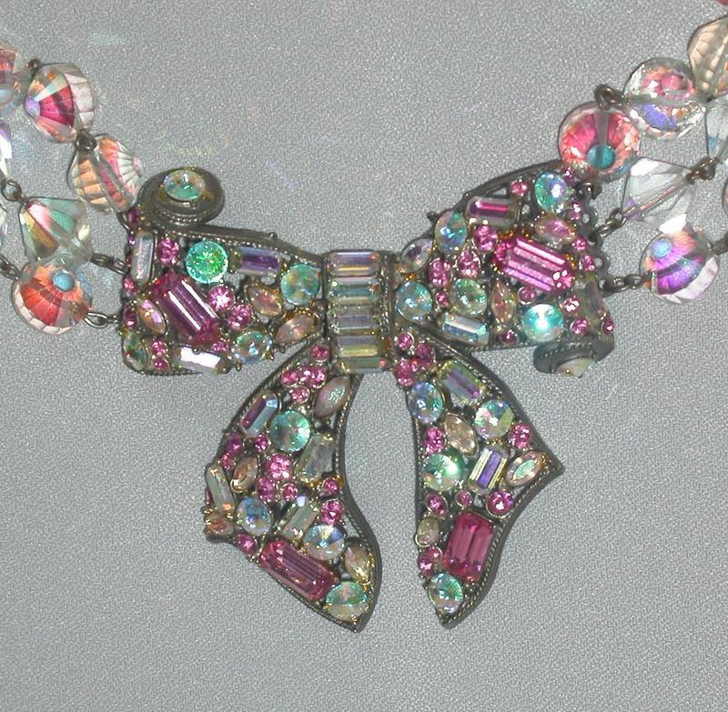 HOLLYCRAFT BOW NECKLACE