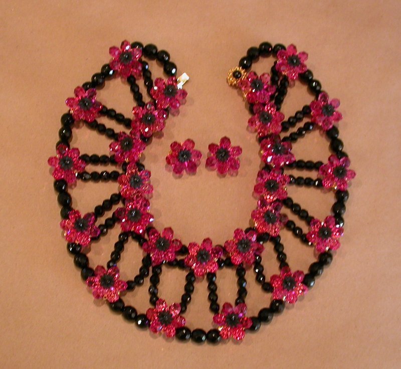 deLILLO BLACK AND FUCHSIA NECKLACE AND EARRINGS