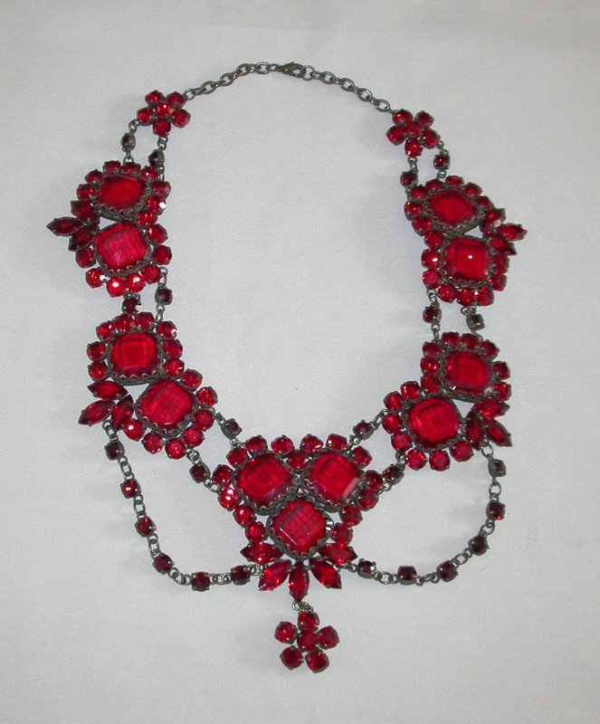 TRANSLUCENT RED WINE NECKLACE