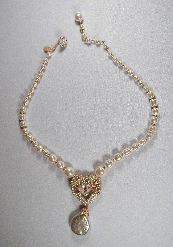 MIRIAM HASKELL PEARL AND PENDANT NECKLACE