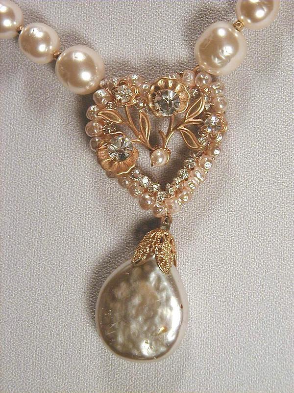 MIRIAM HASKELL PEARL AND PENDANT NECKLACE