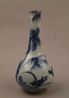 A Ming Dynasty 16th/17th Century B/W Long Neck Vase