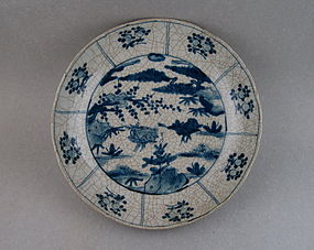 A Swatow B/W Dish With Crackled Glaze