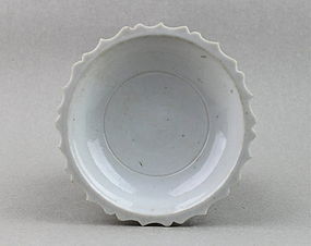 A WHITE GLAZED FLOWER SHAPE SMALL DISH (MING DYNASTY)