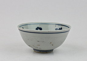 A MING DYNASTY B/W BOWL (16th CENTURY)