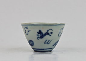 A NICE MING DYNASTY B/W CUP WITH HORSES