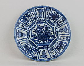 A GOOD MING DYNASTY 17th CENTURY KRAAK TYPE B/W DISH