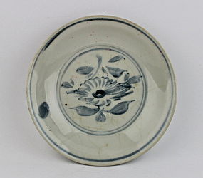 BLUE & WHITE ZHANGZHOU WARE DISH WITH A CHRYSANTHEMUM