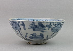 A LARGE B/W ZHANGZHOU WARE BOWL