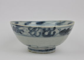 A BLUE AND WHITE BOWL (MING DYNASTY ZHANGZHOU WARE)