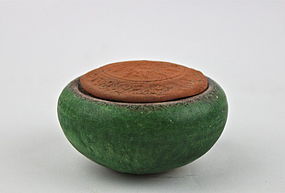 A MING 16th CENTURY GREEN GLAZE JAR WITH BISCUIT COVER