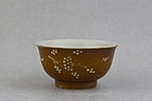 A LATE MING DYNASTY 17th CENTURY BROWN GLAZE WITH WHITE SLIP BOWL