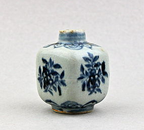 A MING DYNASTY 16th CENTURY B/W SQUARE SHAPED JAR