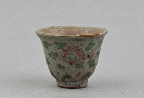 A POLYCHROME OVERGLAZE RED & GREEN MING DYNASTY CUP