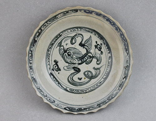 A MING STYLE CELADON GLAZE & B/W PATTERN WITH LION PLAYING DISH