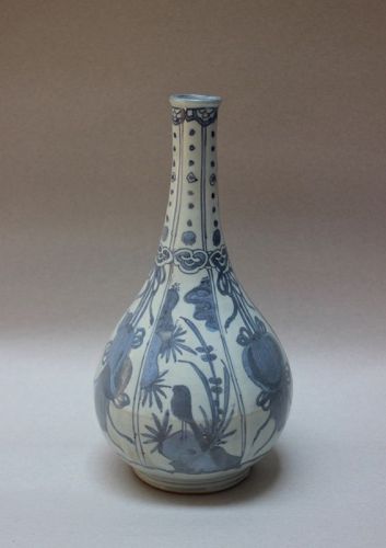 A LATE MING B/W KRAAK STYLE BOTTLE VASE