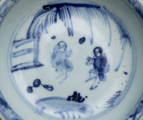A MIDDLE MING DYNASTY B/W SAUCER DISH WITH CHILDREN FIGURE
