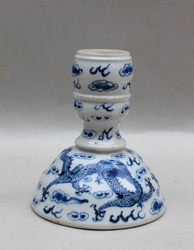 A BLUE AND WHITE CANDLESTICK WITH A PAIR OF DRAGON