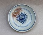 A MING DYNASTY BLUE AND WHITE SAUCER DISH