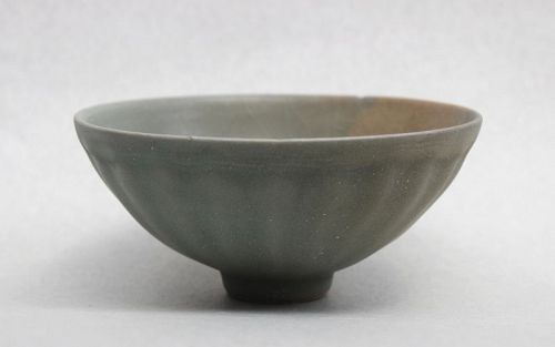 A SONG DYNASTY LONQUAN CELADON LOTUS BOWL