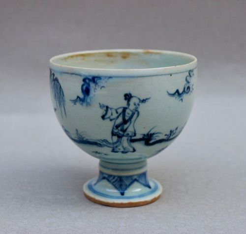 A MING DYNASTY BLUE AND WHITE STEM-CUP WITH FIGURES