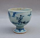 A MING DYNASTY BLUE AND WHITE STEM-CUP WITH FIGURES