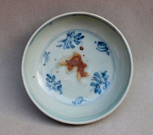 A MING DYNASTY BLUE AND WHITE SAUCER DISH WITH FISH